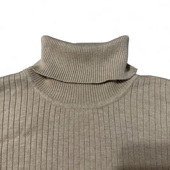 Size XL Calvin Klein long sleeve turtleneck in a soft cream color - Picture 3 of 6